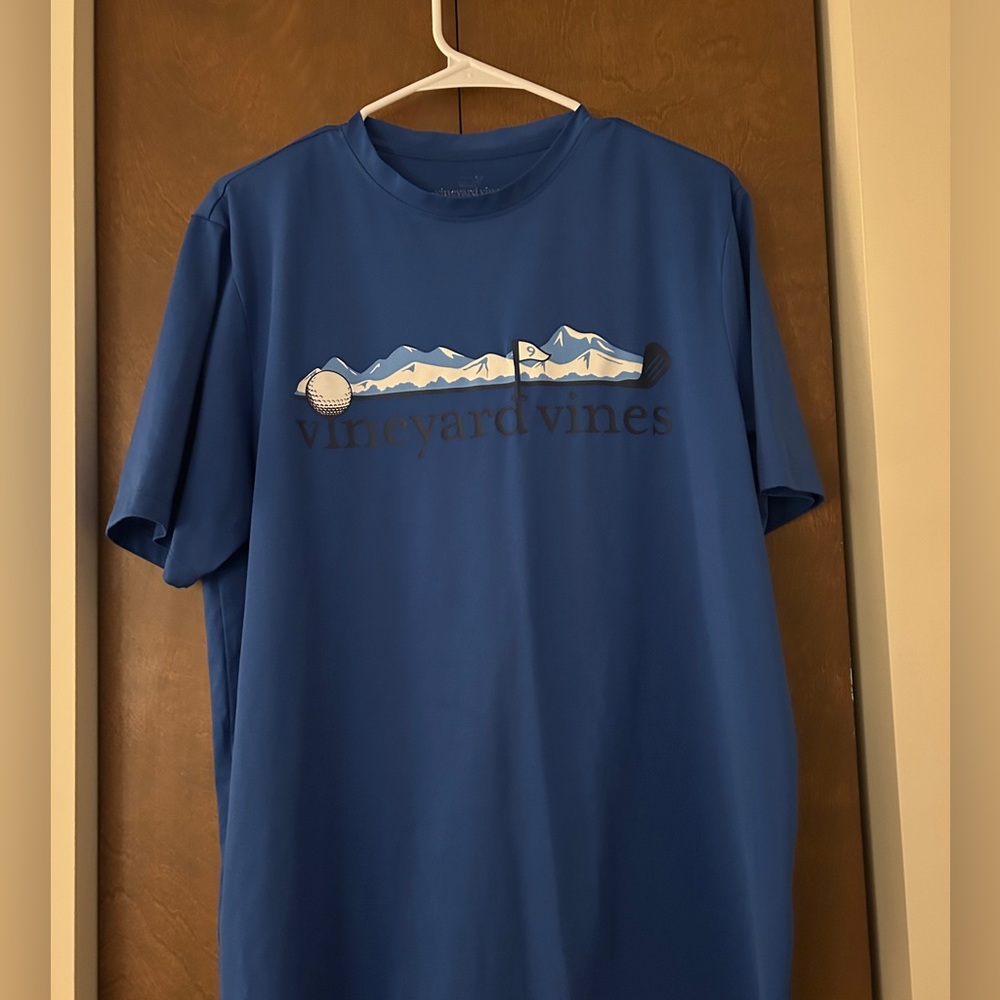 Men’s Vineyard Vines Golf T-shirt with sweat wicking material